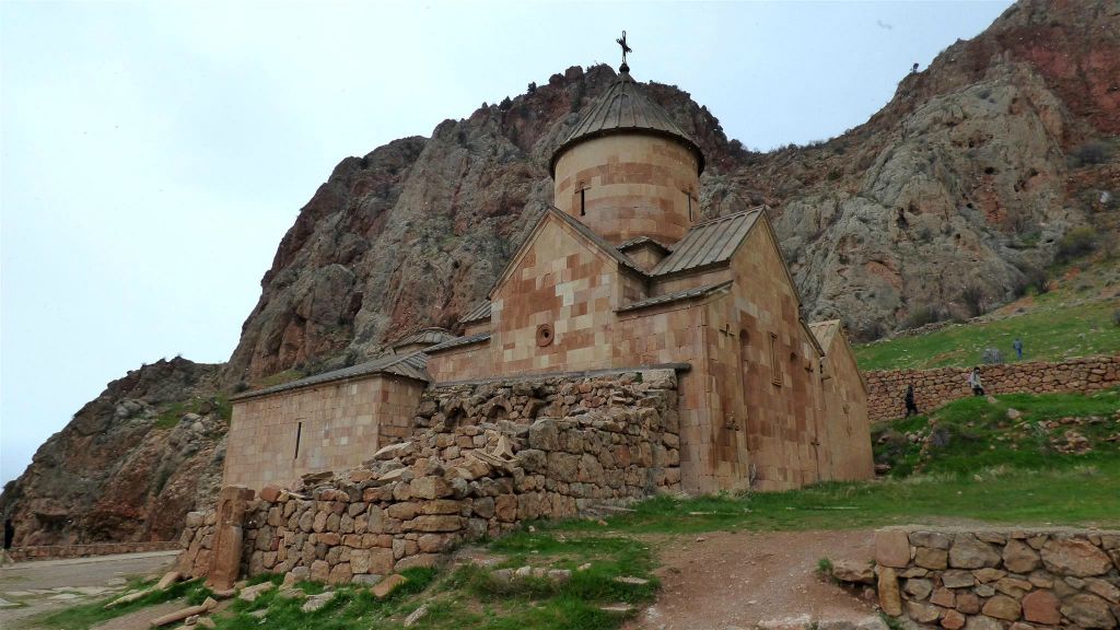 AMAGHU - de Karapet-kerk bij het Noravank-kloostercomplex