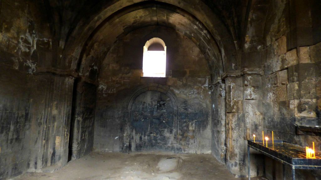 AMAGHU - binnen in de Grigors kapel bij het Noravank-kloostercomplex