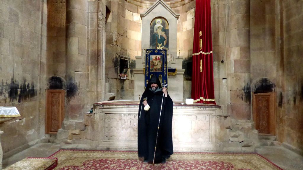 AMAGHU - binnen in de Karapet-kerk bij het Noravank-kloostercomplex