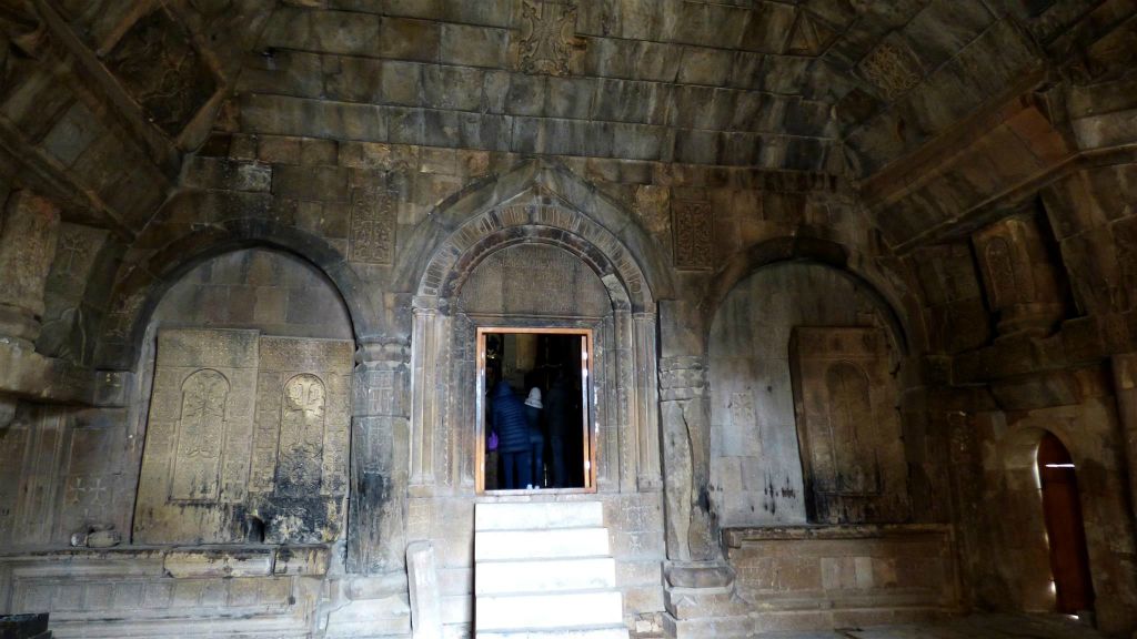 AMAGHU - binnen in de Karapet-kerk bij het Noravank-kloostercomplex