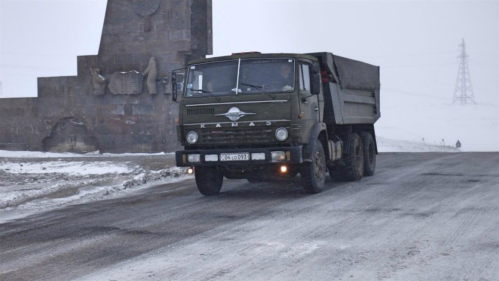 AMAGHU -> GORIS - een Kamaz militaire vrachtwagen op de Vorton-pas (2344m)