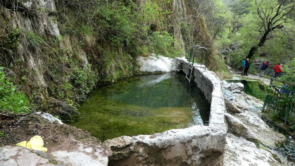 GORIS -> TATEV - een zwembad bij Devil's Bridge, een diepe kloof van de Vorotan-rivier