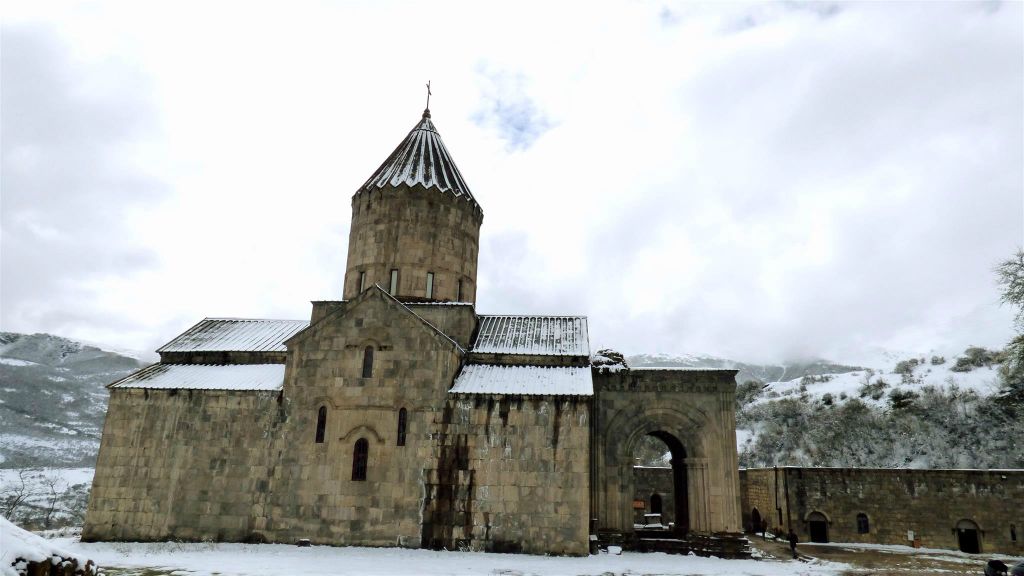 TATEV - de kapel van St. Pogos en Petros bij het Tatev-kloostercomplex