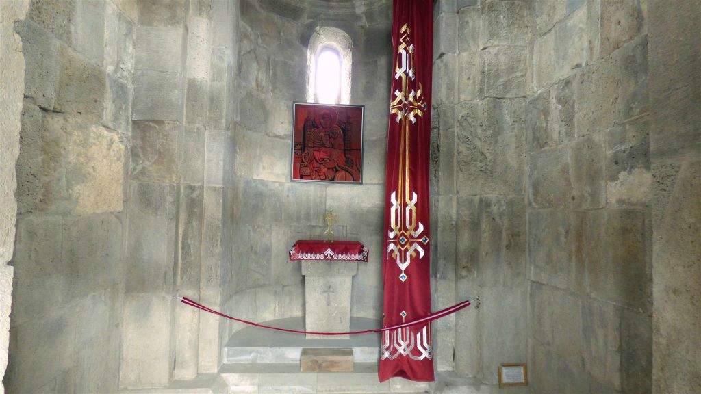 TATEV - binnen in de kapel van St. Pogos en Petros bij het Tatev-kloostercomplex