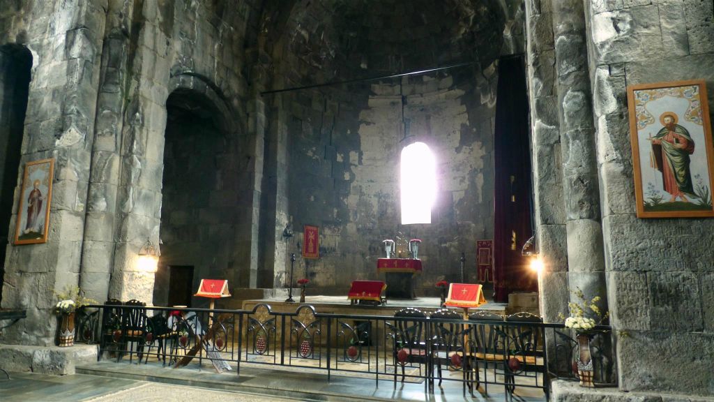 TATEV - binnen in de kapel van St. Pogos en Petros bij het Tatev-kloostercomplex