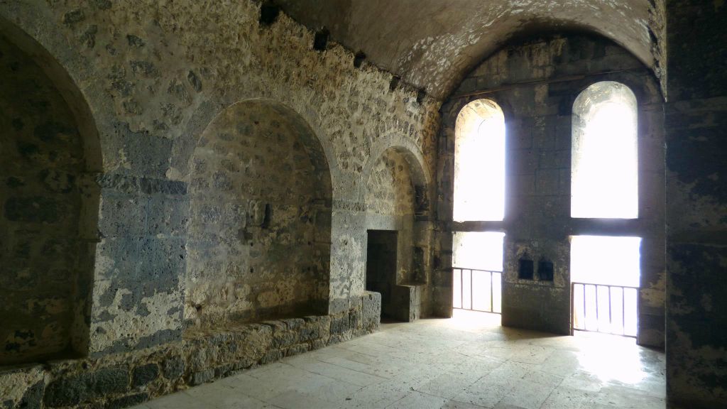TATEV - binnen in de verblijfplaats van de bisschoppen bij het Tatev-kloostercomplex