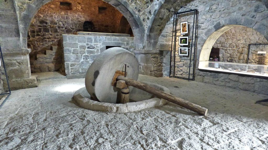 TATEV - een oude molensteen in het museum bij het Tatev-kloostercomplex