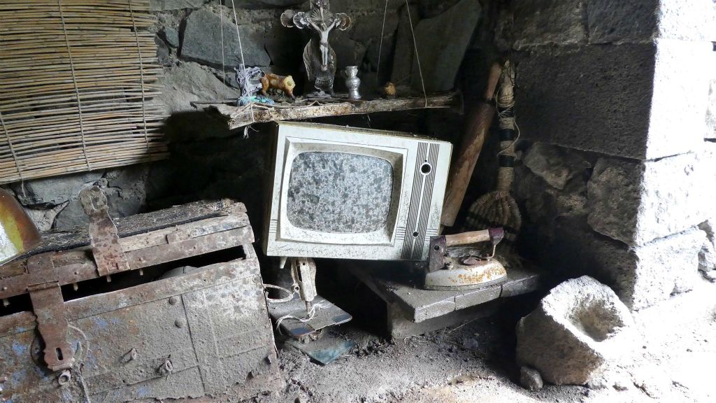 KHNDZORESK - wat achtergelaten spullen in een oude ruïne