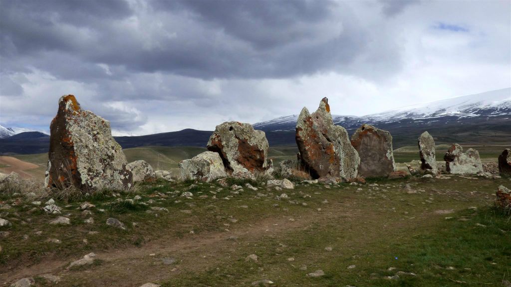 SISIAN - enkele stenen bij Carahunge (Armeense Stonehenge)