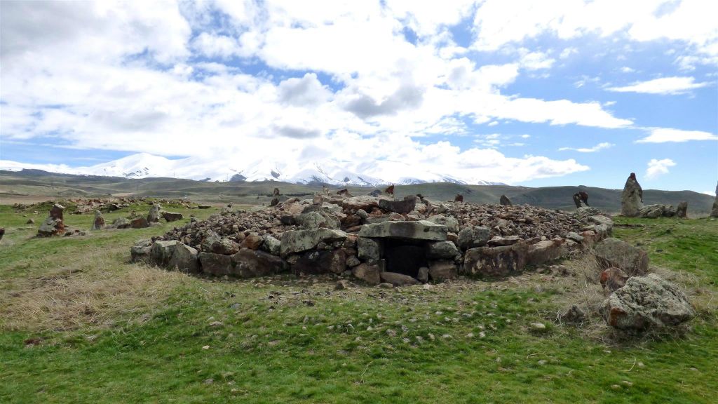 SISIAN - enkele stenen bij Carahunge (Armeense Stonehenge)