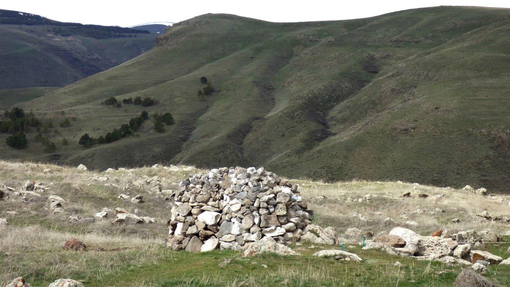 SISIAN - enkele stenen bij Carahunge (Armeense Stonehenge)