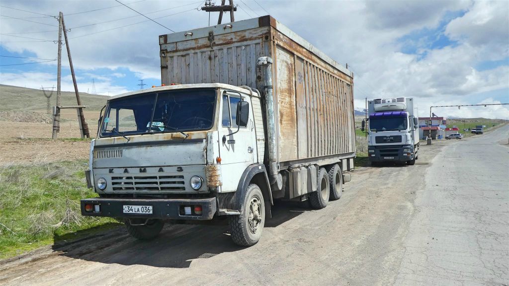 VAGHATIN -> JERMUK - een Kamaz vrachtwagen