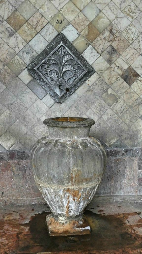 JERMUK - één van de mineraalwater tappunten in de mineraalwater gallerij