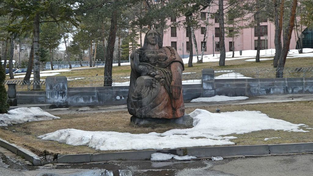 JERMUK - een beeld in een park