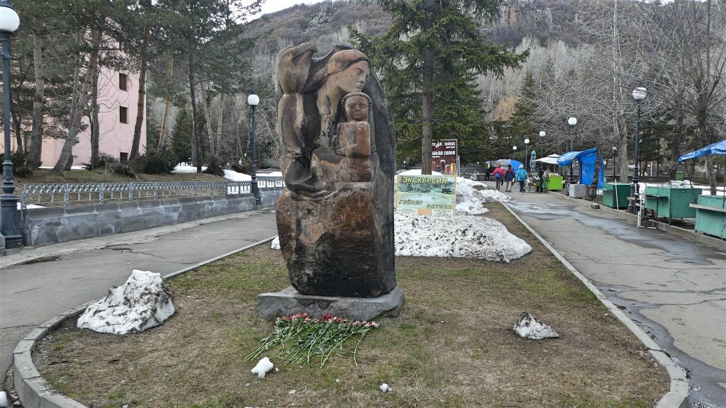 JERMUK - een beeld in een park