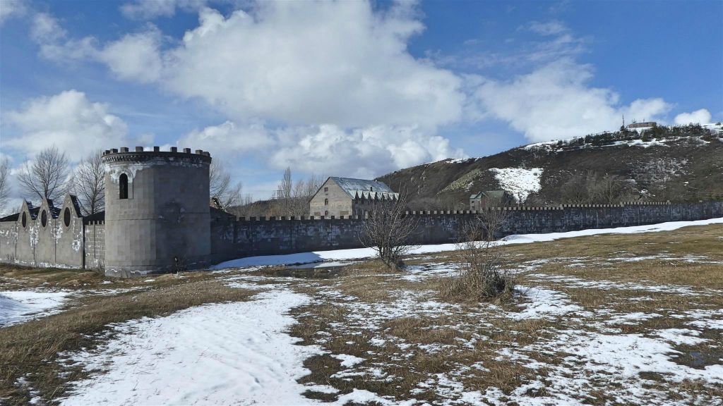 JERMUK - een verlaten gebouw met fraaie ommuring