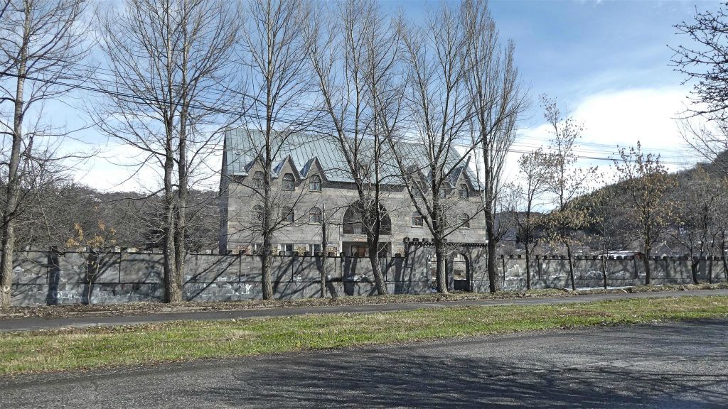 JERMUK - een verlaten gebouw met fraaie ommuring