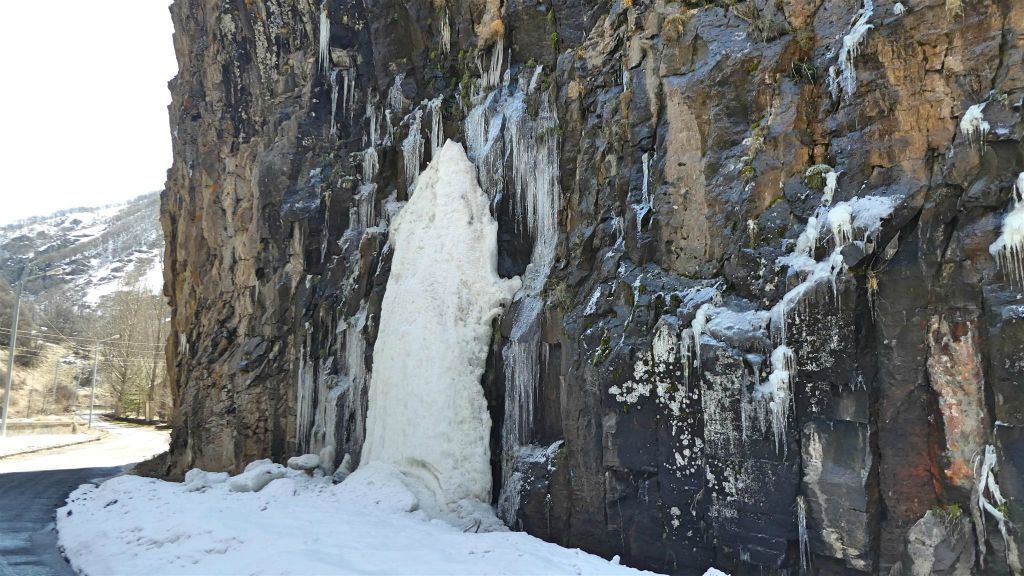 JERMUK - vast gevroren sneeuw en ijspegels