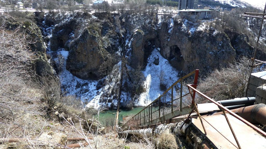 JERMUK - een steile metalen trap