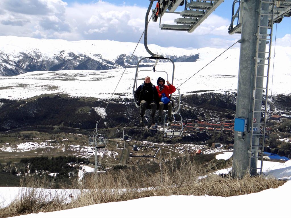 JERMUK - Carlos en Annie in de kabelbaan met stoeltjeslift in het skigebied van Jermuk
