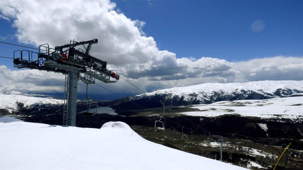 JERMUK - de kabelbaan met stoeltjeslift in het skigebied van Jermuk
