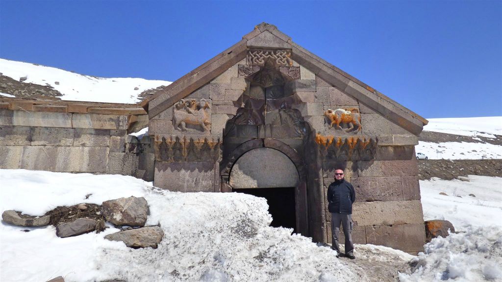 YEGHEGNADZOR - Carlos bij de Selim Caravanserai, een oude herberg voor reizigers