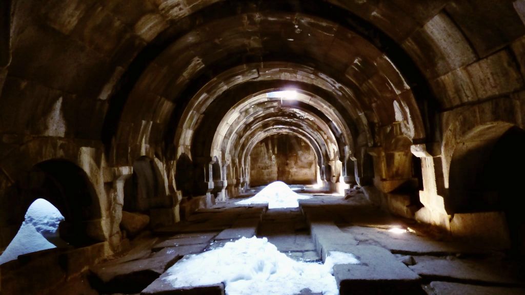 YEGHEGNADZOR - binnen in de Selim Caravanserai, een oude herberg voor reizigers