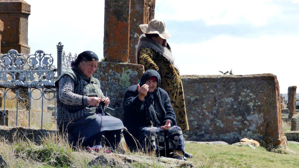 NORATUS - drie Armeense vrouwen op de historische begraafplaats