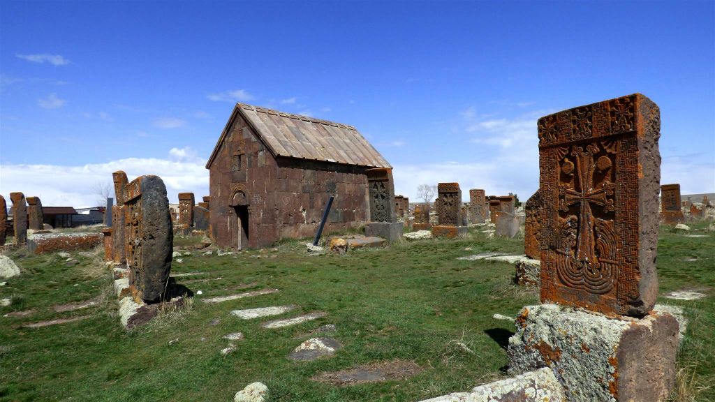 NORATUS - vele graven op de historische begraafplaats