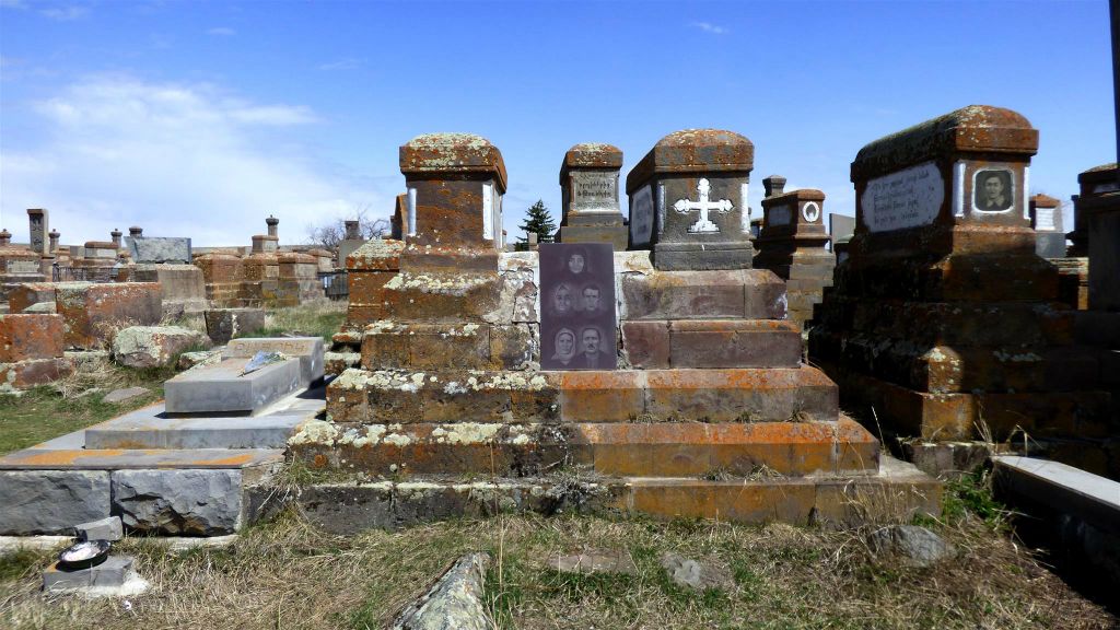 NORATUS - vele graven op de historische begraafplaats