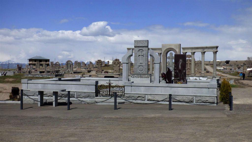 NORATUS - vele graven op de historische begraafplaats