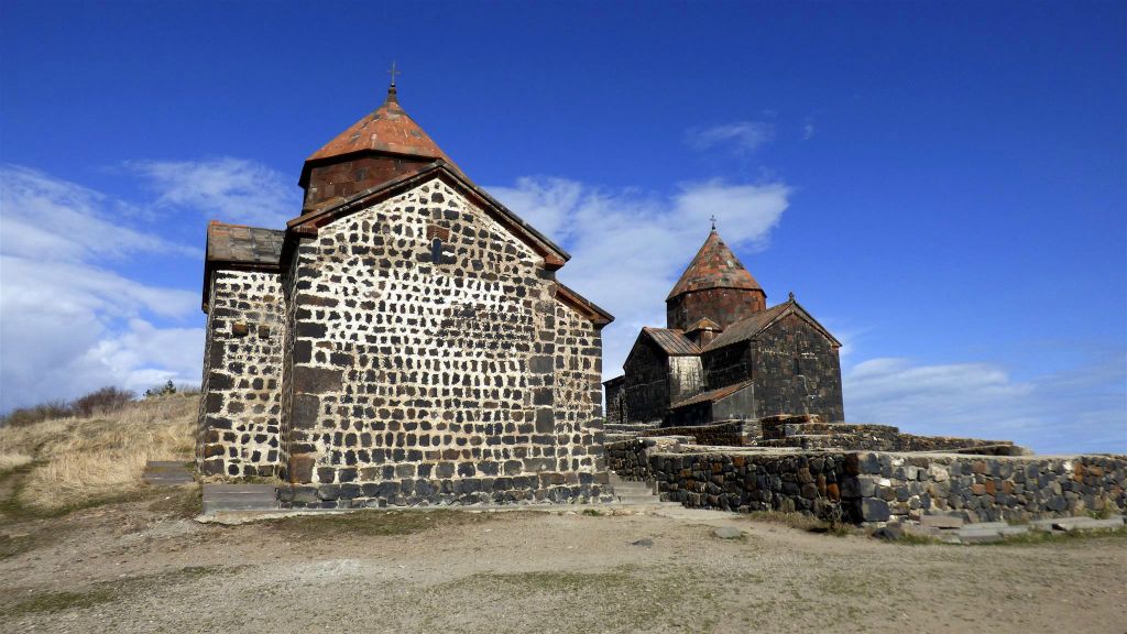 SEVAN - de Arakelots kerk (L) en de Astvatsatsin kerk (R) bij het Sevanavank-kloostercomplex