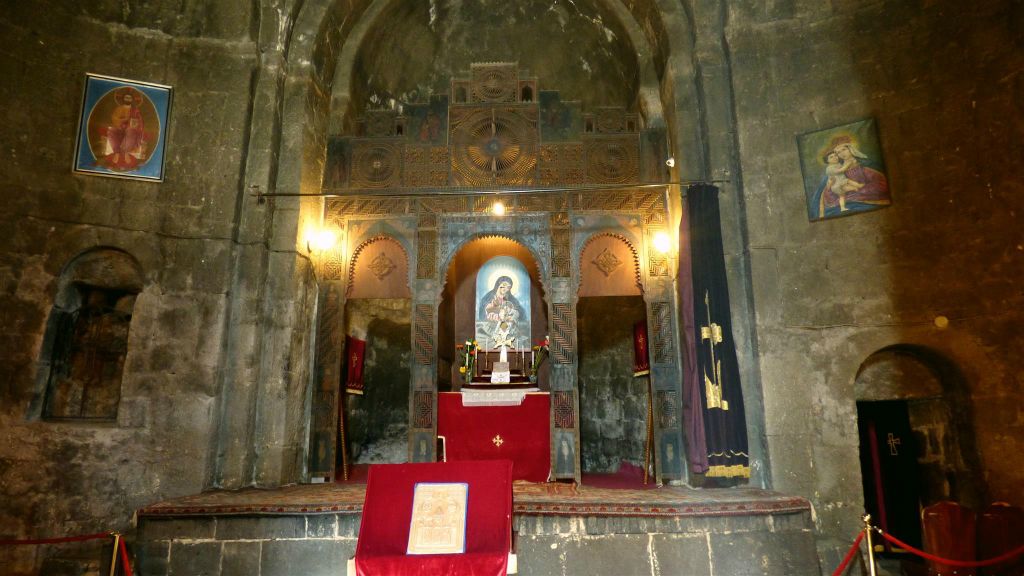 SEVAN - binnen in de Astvatsatsin kerk bij het Sevanavank-kloostercomplex