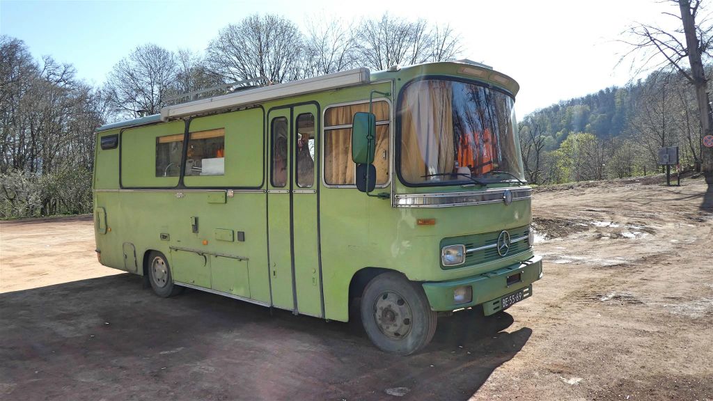 DILIJAN - een Daimler Benz LP811 uit 1971 bij het Parz meer in het Dilijan National Park
