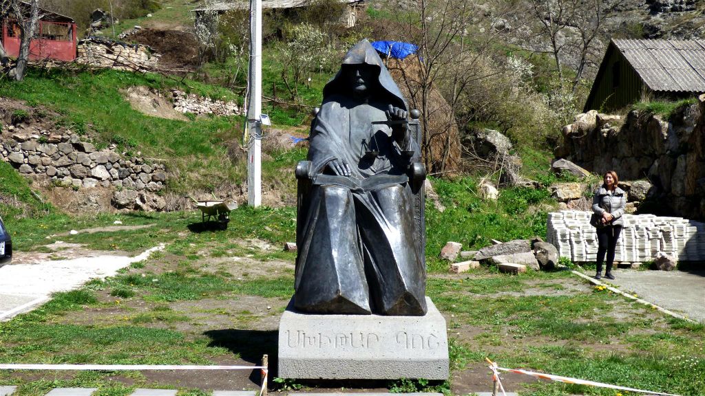 GOSH - een standbeeld ter ere van de stichter van het klooster Mkhitar Gosh (1130-1213) bij het Goshavank-kloostercomplex