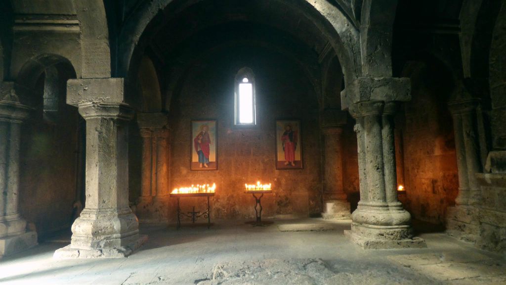TEGHUT - binnen in een kerk bij het Haghartsin-kloostercomplex