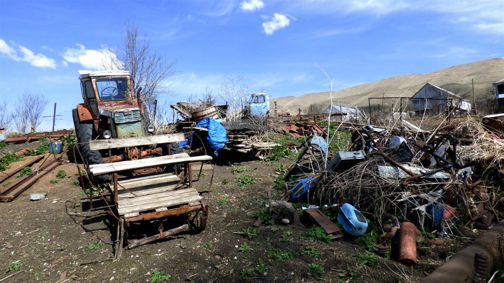 FIOLETOVO - een oude tractor in het dorp met Russische Molokanen