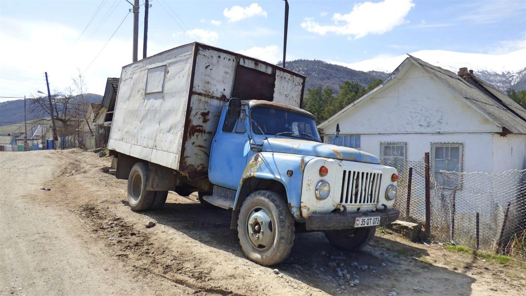 FIOLETOVO - een ZIL-130 vrachtwagen in het dorp met Russische Molokanen