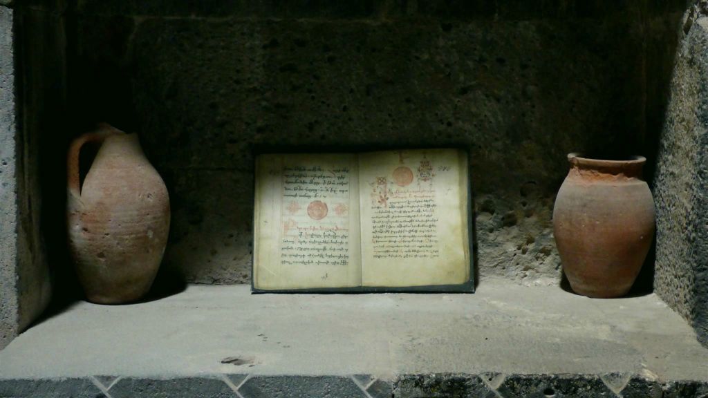 SANAHIN - een oud boek in de bibliotheek van het klooster bij het Sanahin-kloostercomplex