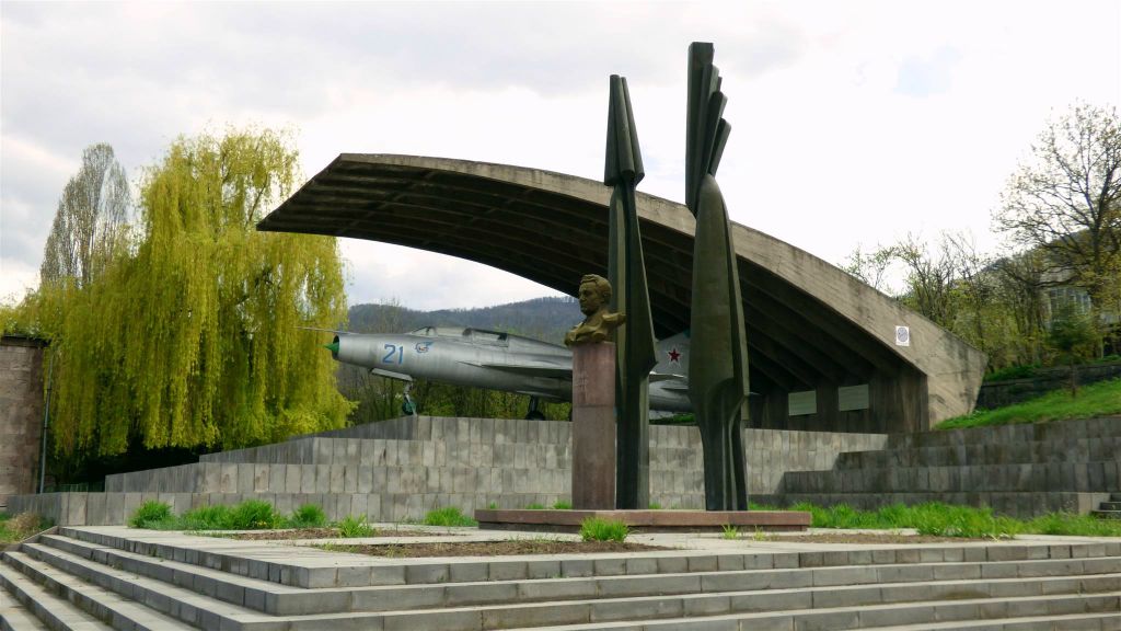 SANAHIN - het Artem Mikoyan monument bij het Mikoyan Brothers museum
