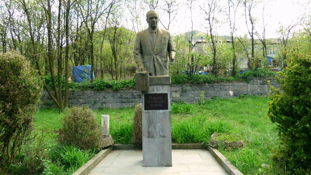 SANAHIN - een standbeeld ter ere van mede MIG straaljager ontwerper Anastas Mikoyan (1905-1970) bij het Mikoyan Brothers museum