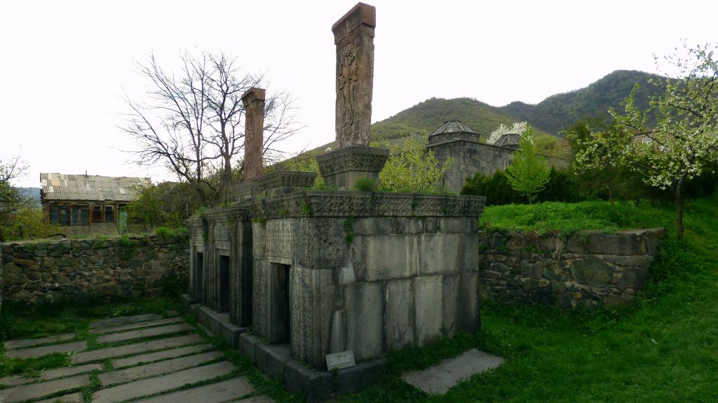 HAGHPAT - enkele graftombes bij het Haghpat-kloostercomplex