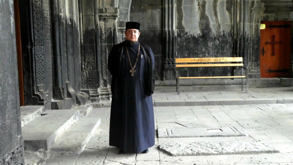 AKHTALA - een priester bij het Akhtala-kloostercomplex
