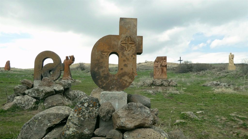ARTASHAVAN - het Armeens alfabet monument