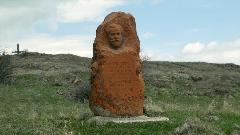 ARTASHAVAN - een beeld bij het Armeens alfabet monument