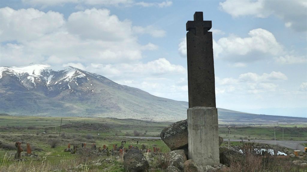 ARTASHAVAN - een kruis bij het Armeens alfabet monument