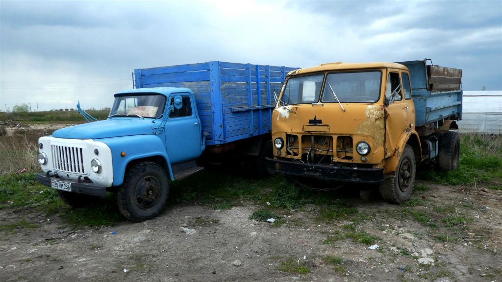 SAGHMOSAVANK -> OSHAKAN - een ZIL-130 en een MAZ vrachtwagen