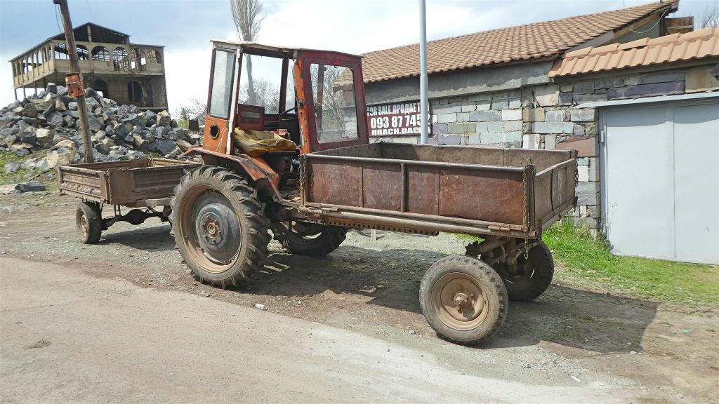SAGHMOSAVANK - een tractor in de buurt van het Saghmosavank-kloostercomplex
