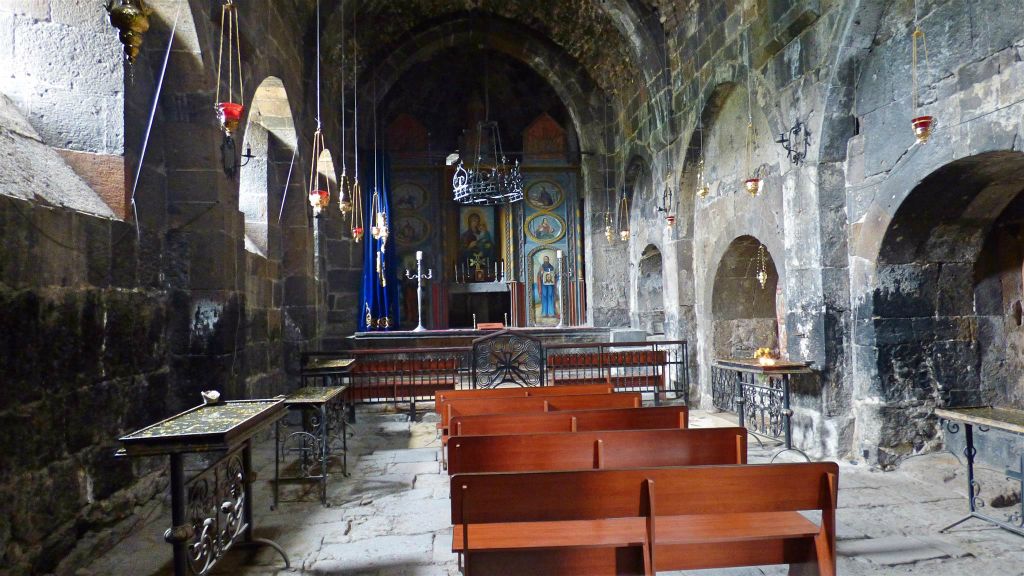 HOVHANNAVANK - binnen in het Hovhannavank-kloostercomplex