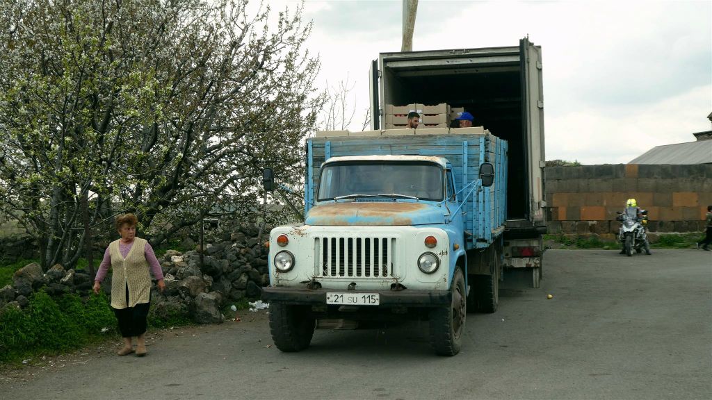 HOVHANNAVANK - het overladen van appels in een ZIL-130 vrachtwagen bij het Hovhannavank-kloostercomplex